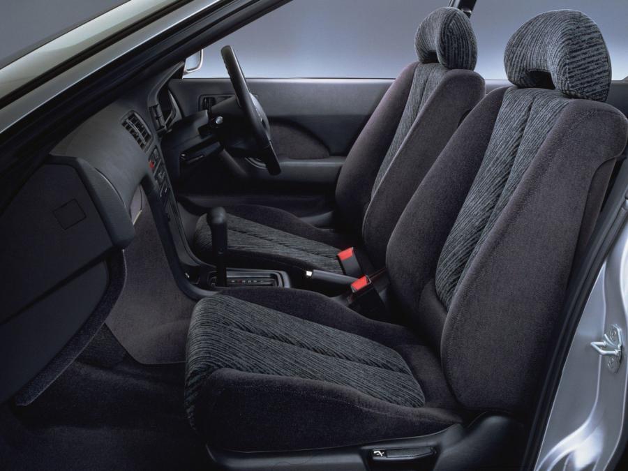 Интерьер Honda Ascot Innova 2.0 Si 1992 года  (фото 4 из 10)